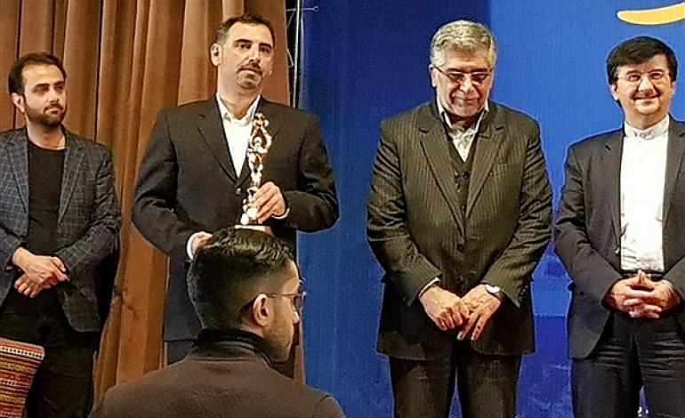 اعطای تندیس ملی فداکاری دانشجویان ایران به دو دانشجوی واحد بروجرد