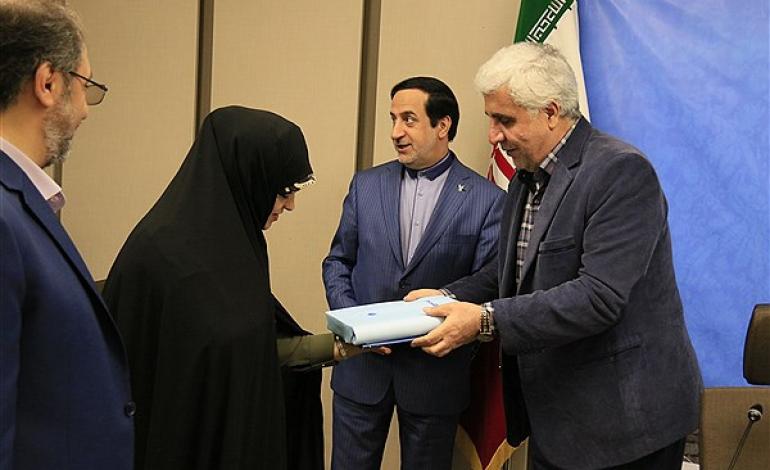 اعطای مدرک تحصیلی افتخاری به خانواده شهدای مدافع حرم همدان