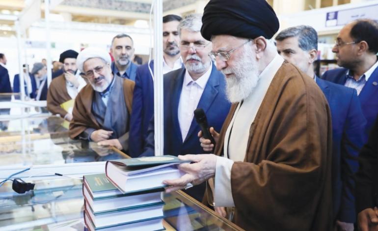 یک‌ونیم ساعت در نمایشگاه با آقای رمان‌خوان