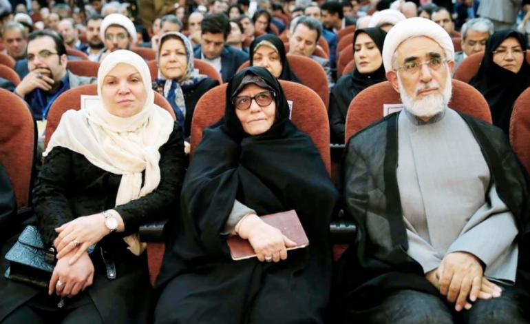 ایستاده با حاشیه