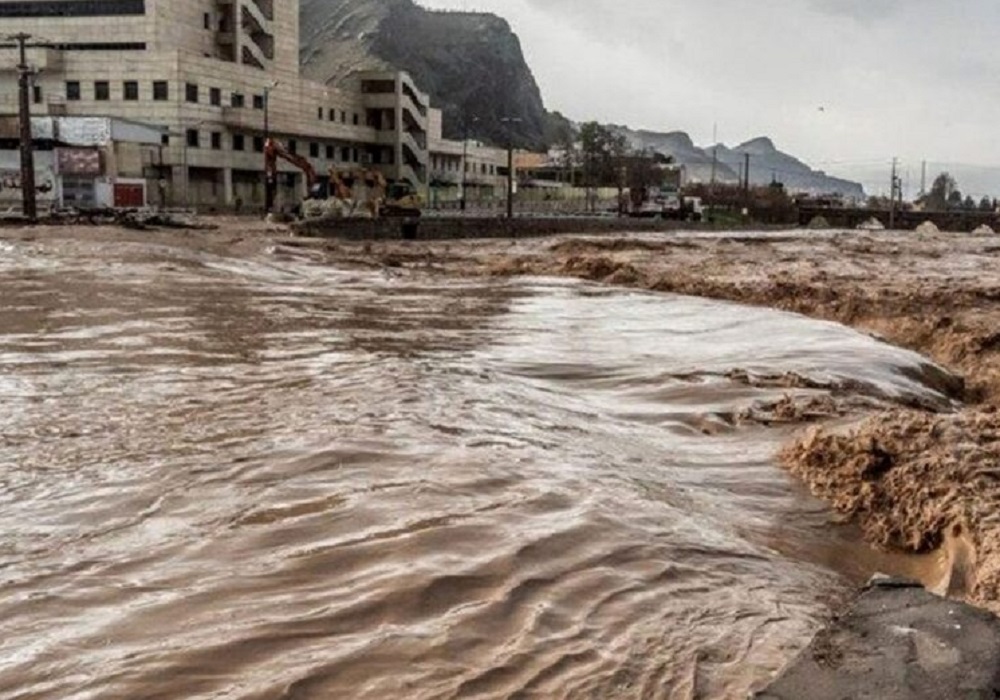 سیل در شبستر چهار خودرو را با خود برد