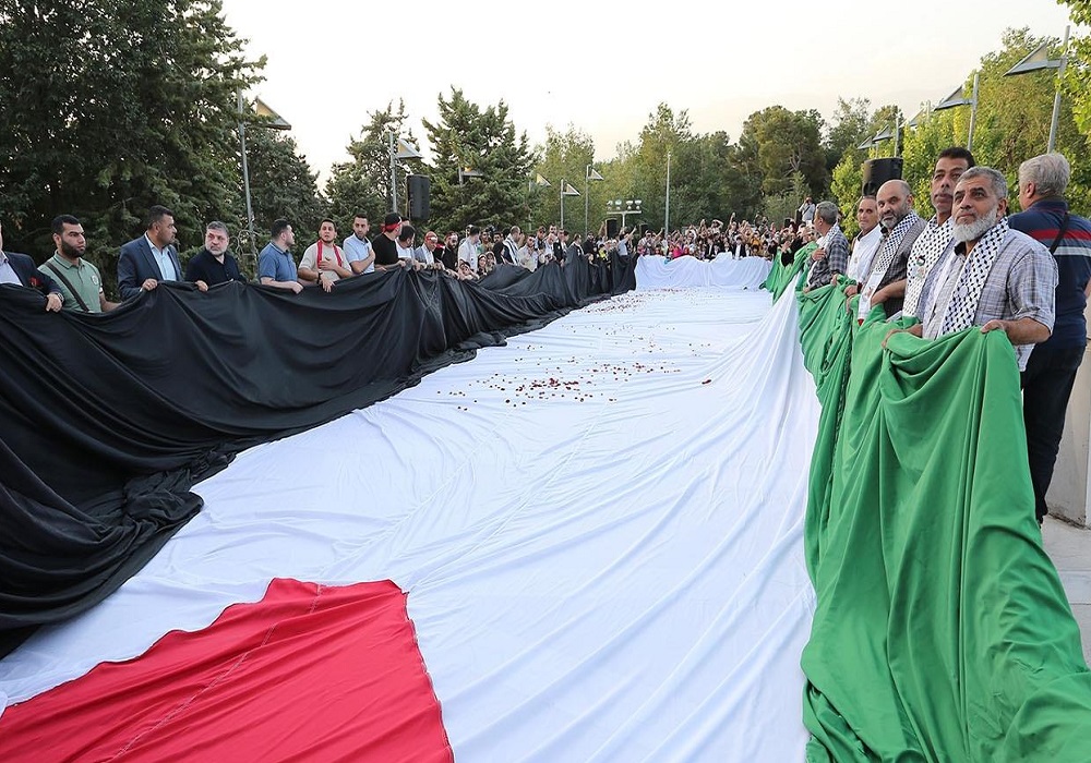 اهتزاز بزرگترین پرچم فلسطین روی بام پایتخت ایران