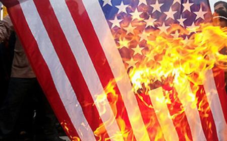 پرچم آمریکا در واشنگتن به آتش کشیده شد