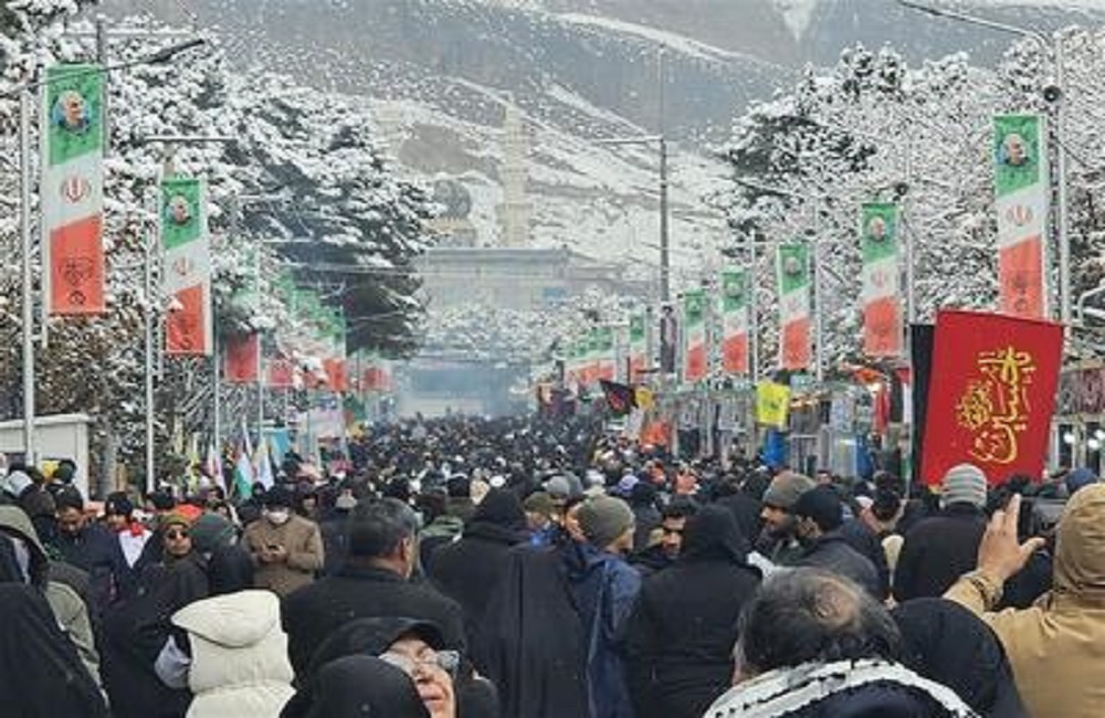 حضور پرشور زائران مزار حاج قاسم در سرمای برف