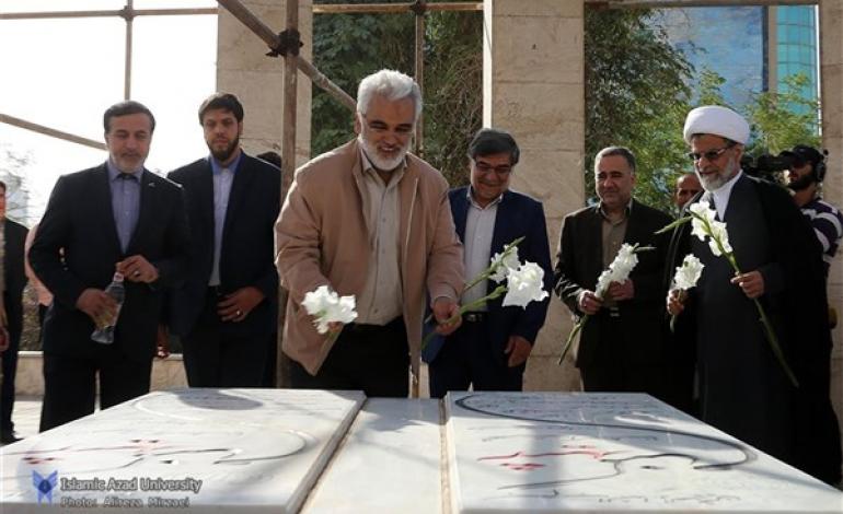 رئیس دانشگاه آزاد اسلامی به شهدای گمنام واحد اهواز ادای احترام کرد