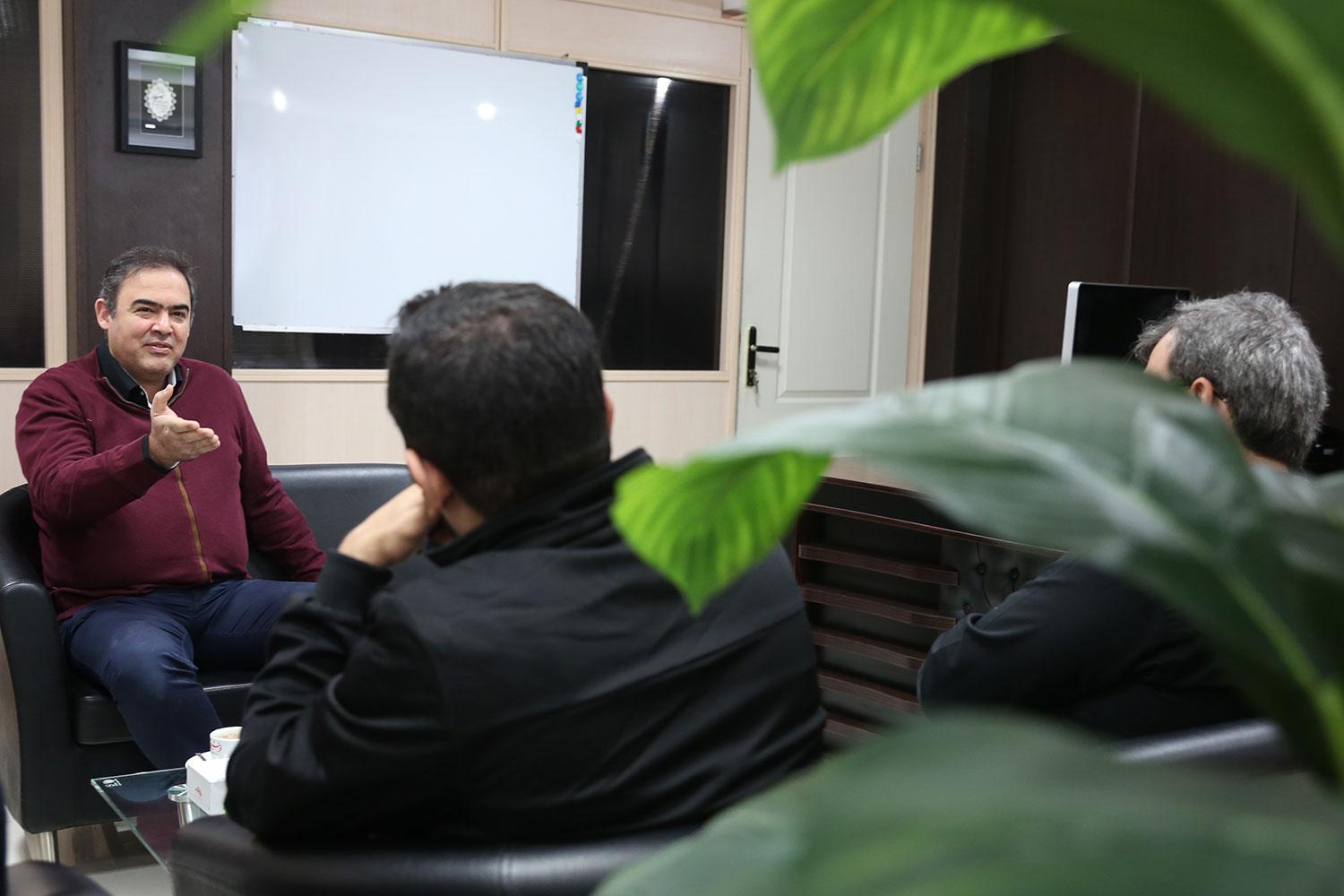 بازدید حسین دهباشی از روزنامه فرهیختگان