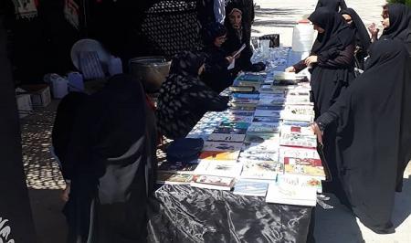 برپایی نمایشگاه کتاب اربعین در ایستگاه‌های صلواتی دانشگاه آزاد خوزستان
