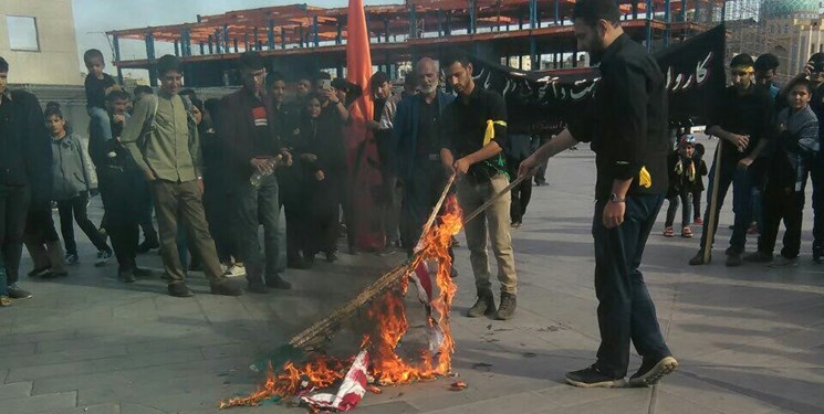  دانشجویان جامانده از اربعین، پرچم اسرائیل و آمریکا را به آتش کشیدند