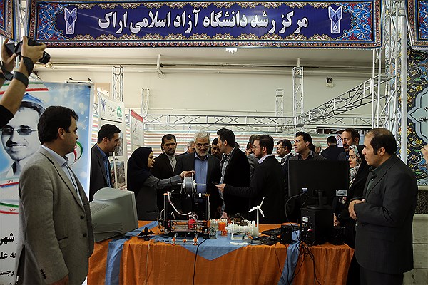 بازدید دوساعته دکتر طهرانچی از نمایشگاه دستاوردهای علمی و پژوهشی دانشگاه آزاد استان مرکزی