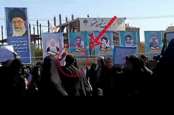 پاره کردن پلاکارد دانشجویان منتقد در سخنرانی دیروز رئیس جمهور