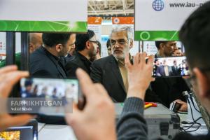 بازدید رئیس دانشگاه آزاد اسلامی از نمایشگاه دستاوردهای پژوهش و فناوری