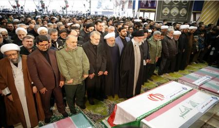 رهبر انقلاب بر پیکر شهیدسلیمانی و یاران مجاهد او نماز اقامه کردند
