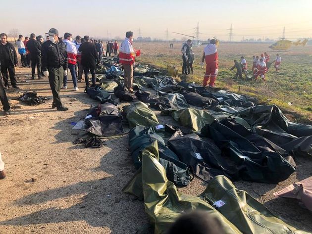 تحویل ۱۵۰ پیکر شهدای سقوط هواپیما به خانواده‌ها