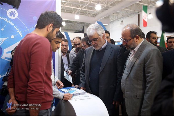 بازدید دکتر طهرانچی از نمایشگاه شتابدهنده‌های برگزیده کشور