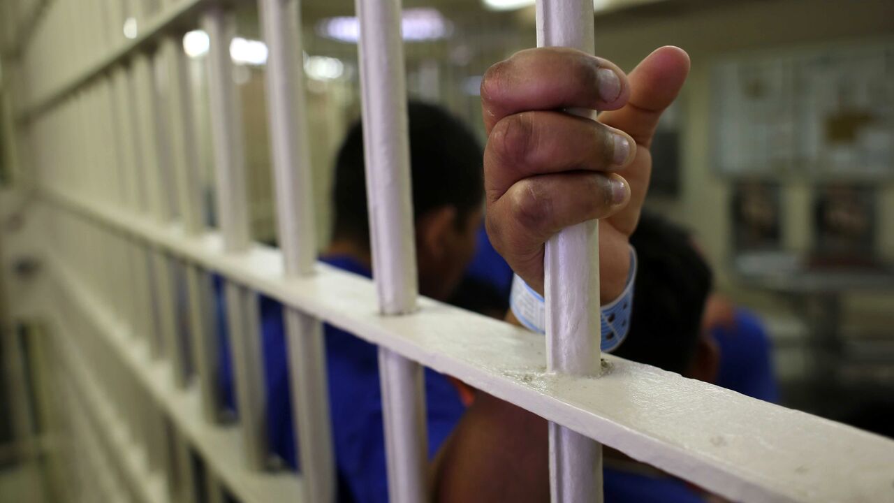 دستور رئیسی برای رسیدگی ویژه به وضعیت زندانیان در جهت پیشگیری و مقابله با کرونا 