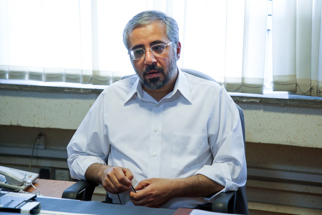 باقری لنکرانی: دو لبه قیچی افراط و تفریط به جان مردم افتاده‌اند