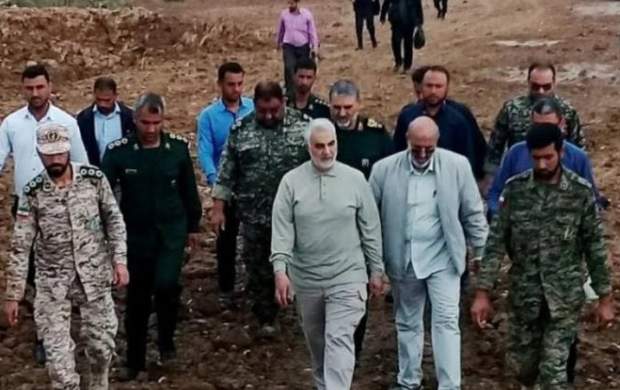 حضور حاج قاسم از داخل هلکوپتر امدادی تا میان مردم در سیل خوزستان