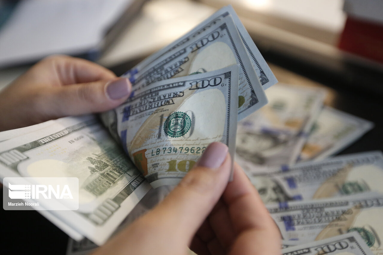 دلار باید ۷ هزار تومان باشد