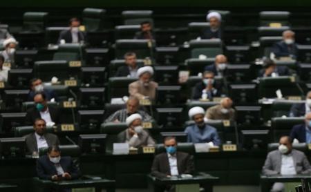 "رزم حسینی" با اعتراض نمایندگان جلسه علنی مجلس را ترک کرد 