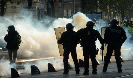 پلیس فرانسه اردوگاه پناهجویان را با گاز اشک‌آور تخلیه کرد