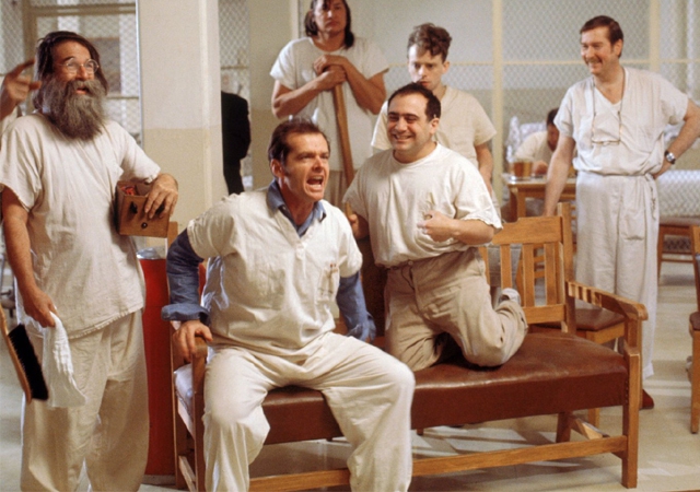 کاش دیوانه از قفس بپرد...