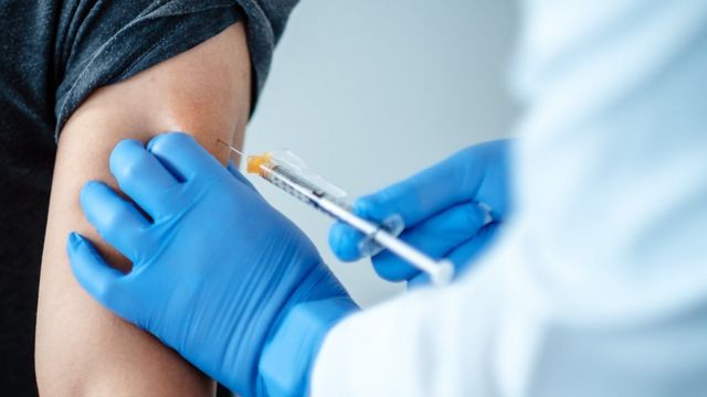 واکسیناسیون کرونا اجباری نیست/ هفته آینده 100 هزار دوز دیگر وارد می‌شود