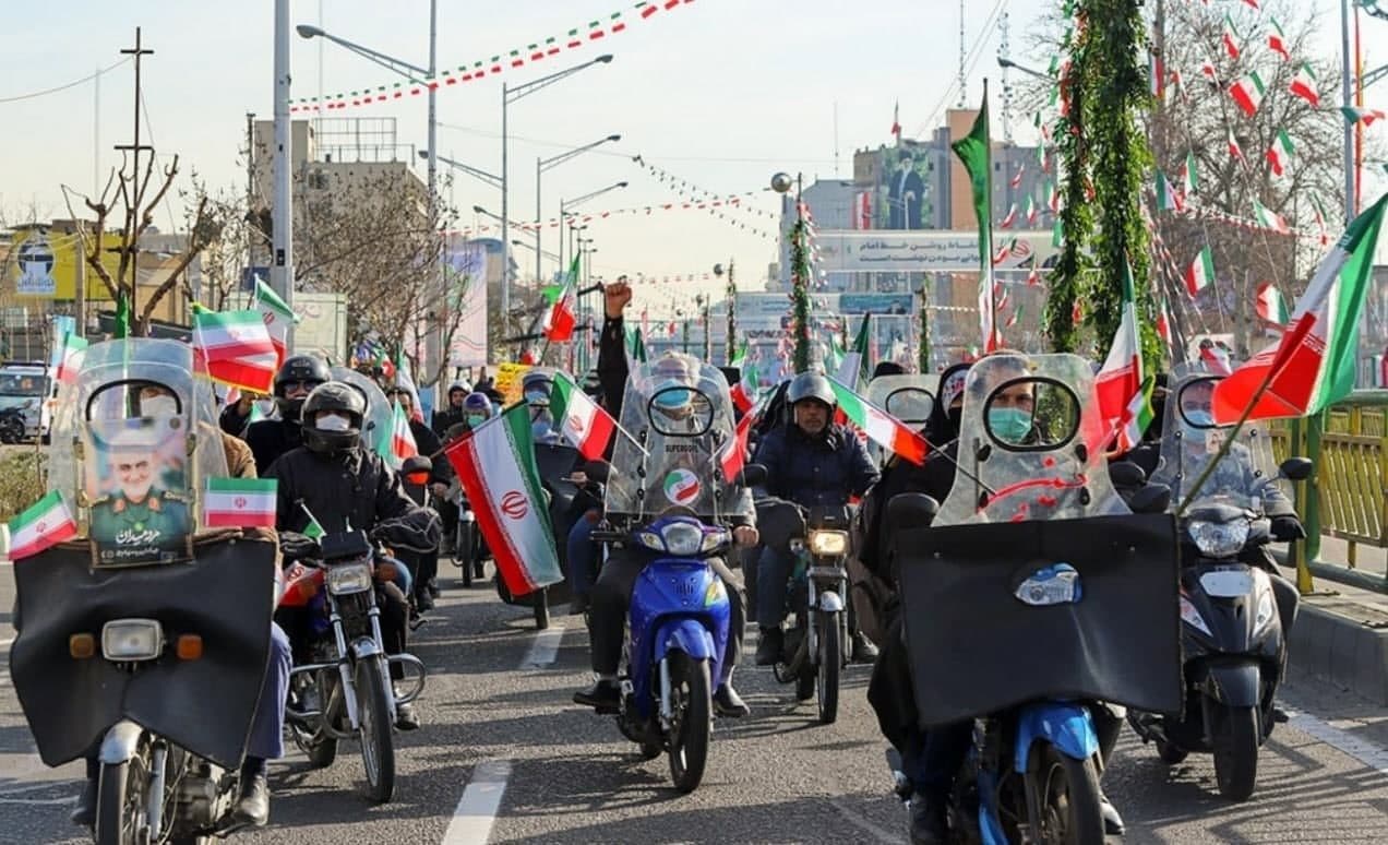 مردم ایران با رژه موتوری و خودرویی سالگرد انقلاب را جشن گرفتند
