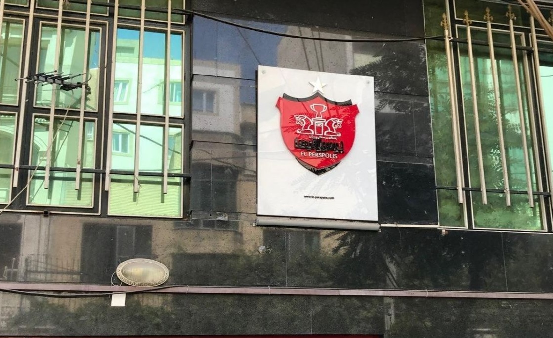 پنجره نقل‌وانتقالاتی سرخ پوشان باز شد