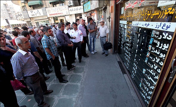 تشکیل صف فروش دلار در میدان فردوسی