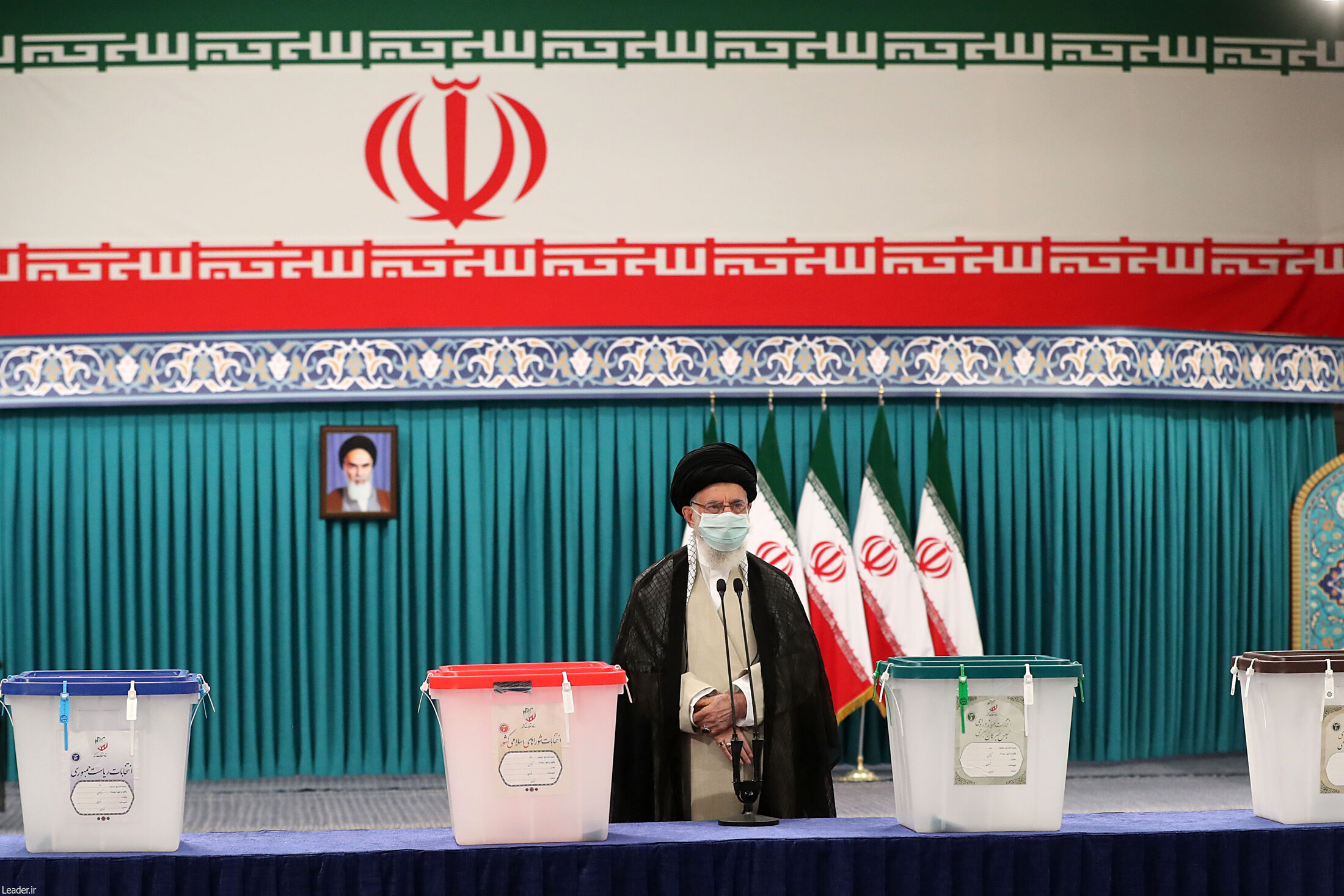 فیلم کامل بیانات رهبرانقلاب پس از انداختن رای به صندوق