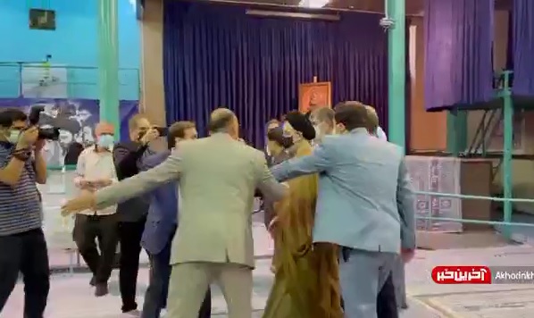 تصاویری از حضور خاتمی در حسینیه جماران برای شرکت در انتخابات