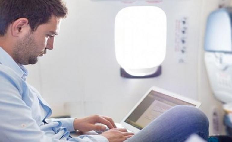 ممنوعیت استفاده از لپ‌تاپ در پرواز