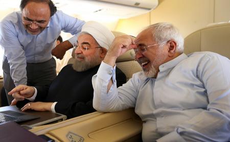 مردم هزینه اعتماد دولت به غرب را دادند/ روحانی باید پاسخگو باشد