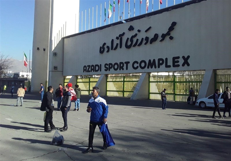 حضور هواداران سرخابی پشت در ورزشگاه آزادی