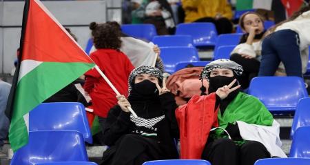 حمایت بازیکنان و هواداران تیم الجزایر از مردم فلسطین + عکس و فیلم