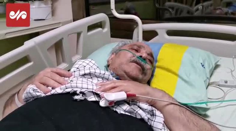 اهدای چفیه رهبر انقلاب به محمد کاسبی