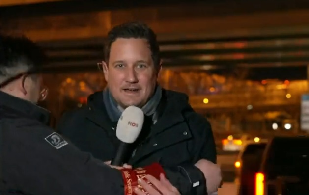 چینی‌ها خبرنگار هلندی را روی آنتن زنده بردند!