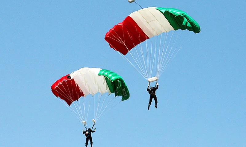 فرود چتربازان در میدان آزادی