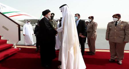 استقبال امیر قطر از  رئیسی در فرودگاه دوحه