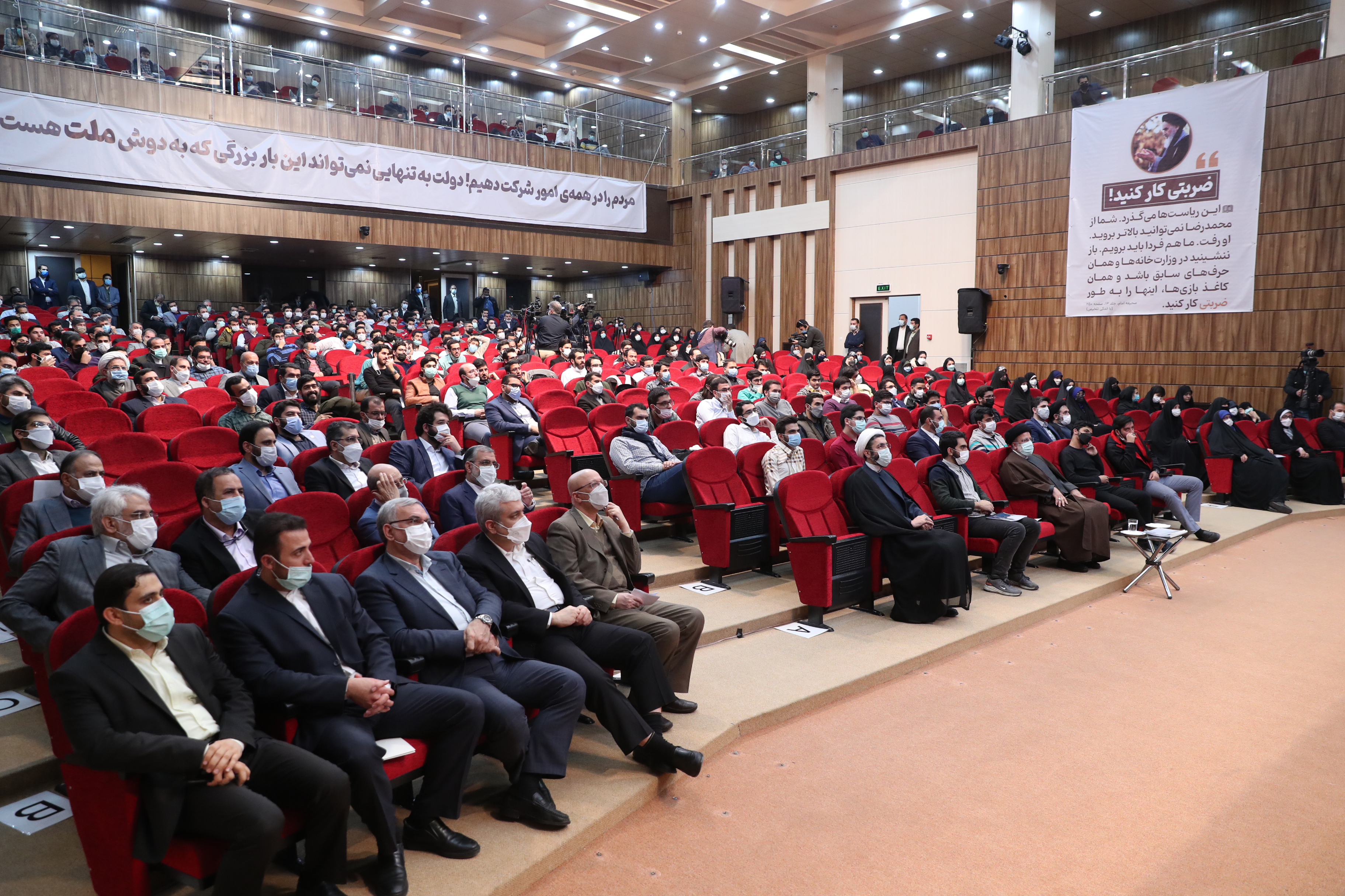 از دغدغه گفتمانی تا نقد کارکردی