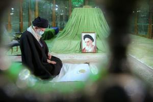 تصاویری از حضور صبح امروز رهبرانقلاب در حرم مطهر امام خمینی(ره)