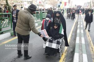 غرفه روزنامه  فرهیختکان در مسیر راهپیمایی  22 بهمن