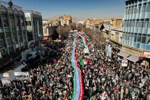قاب‌هایی از احتزاز پرچم پر افتخار ایران در شهرهای سراسر کشور