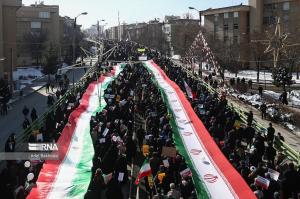 قاب‌هایی از احتزاز پرچم پر افتخار ایران در شهرهای سراسر کشور