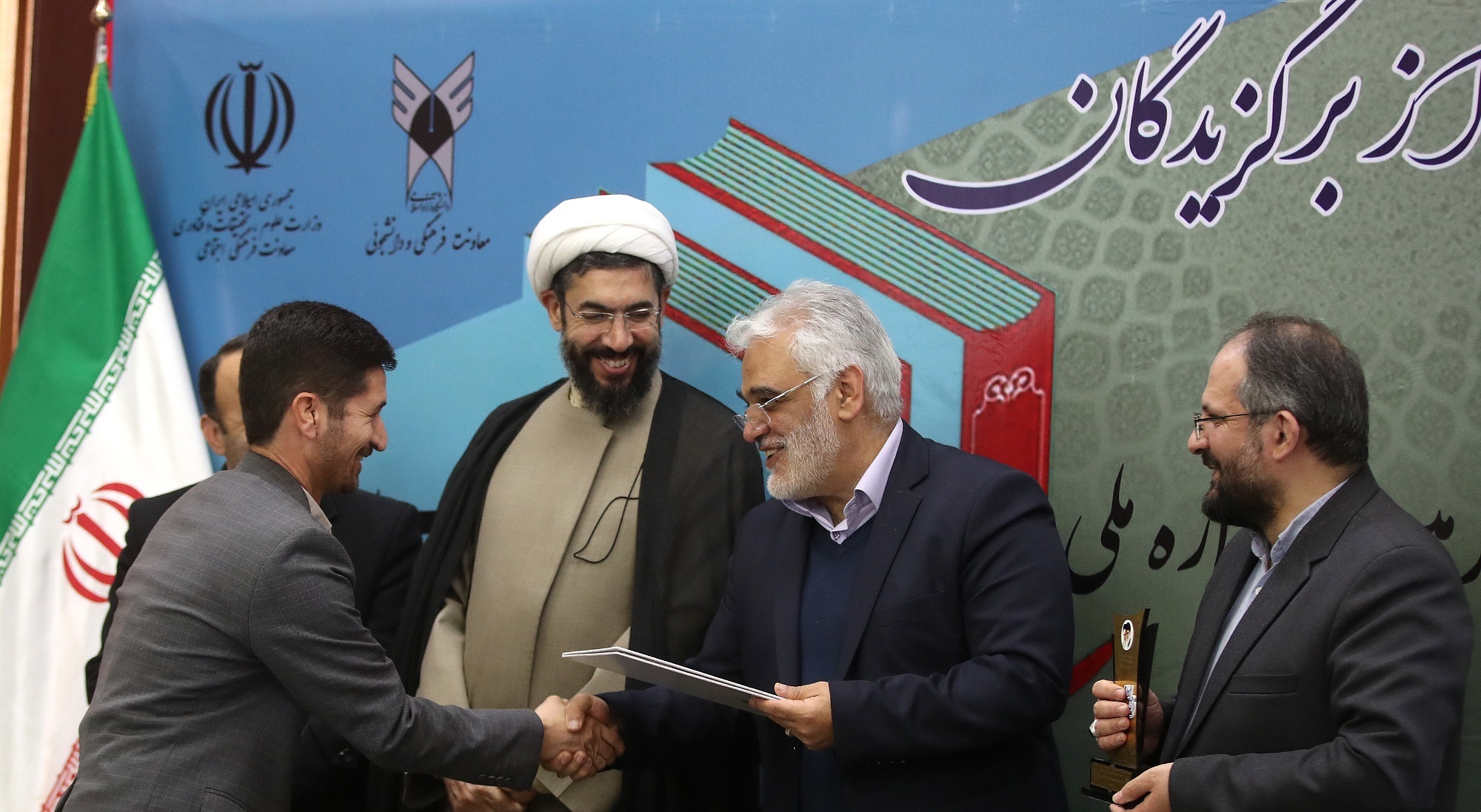 تقدیر از برگزیدگان چهارمین جشنواره ملی کتاب سال انقلاب اسلامی در دانشگاه آزاد