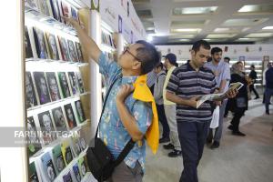 روز پنجم  نمایشگاه  کتاب تهران چه حاشیه هایی داشت؟