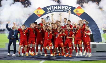 جام قهرمانی لیگ ملت های اروپا در دستان بازیکنان اسپانیا