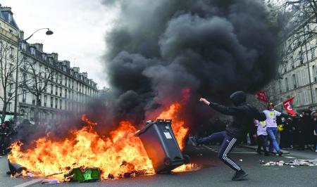 آتش سیاست‌های مهاجرتی غلط به جان فرانسه افتاد