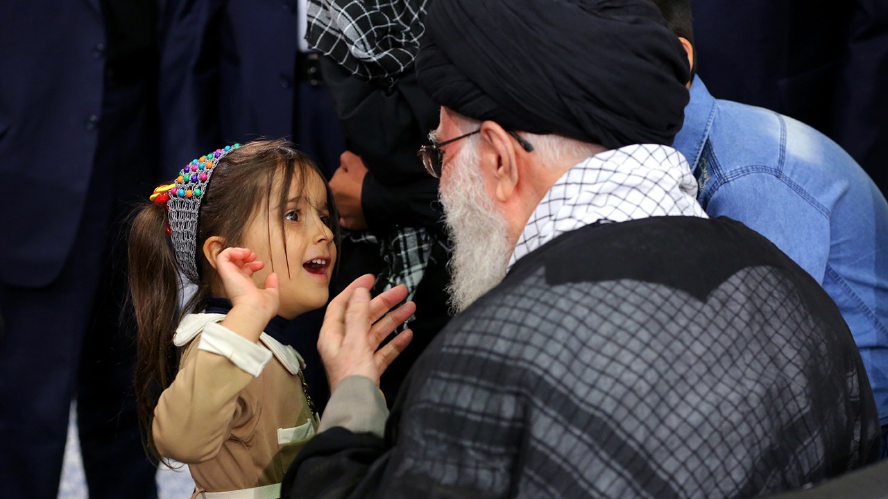 عاقبت دختری که از رهبری کلاه صورتی گرفته بود+فیلم