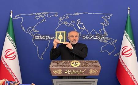 سخنگوی وزارت خارجه با قرآن در نشست خبری حاضر شد +فیلم